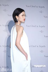 组图：超模杜鹃魅力四射 与林志玲熟络不介意比较