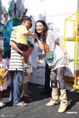 组图：舒淇不回应感情事 当妈五分钟直喊累