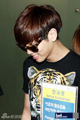 组图：SHINeeTEENTOP亮相机场 赴新参加演出