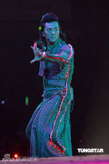 高清组图：郑伊健演唱会 舒淇登台与其热吻