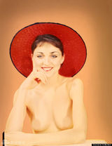 组图：麦当娜18岁裸照曝光 三点全露摆女神造型