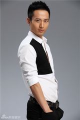 组图：成毅春日阳光写真 黑白简约质感十足