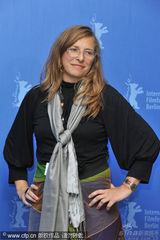 幻灯图集：《谜团》发布会 主创红围巾抢镜