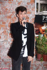 组图：何韵诗帅气亮相开心入围金马奖