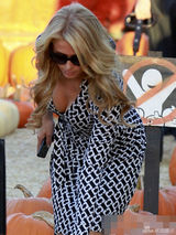 组图：希尔顿飞机场变丰满 俯身挤乳沟挑南瓜