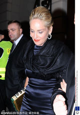 组图：莎朗斯通盛装出席 专人搀扶如老佛爷出巡