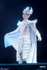 幻灯图：郑少秋表现抢眼帅气 提女儿欣宜满脸幸福