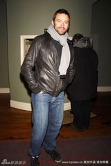 幻灯图集：休-杰克曼音乐剧上演 围巾加身保暖有型