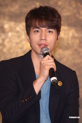 组图：韩星李东旭首度访台 粉丝见面会展亲切