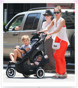 组图：杰西卡-阿尔芭携女现身装扮抢眼