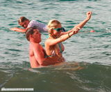 组图：希尔顿与男友鸳鸯浴 海滩戏水被搂蛮腰