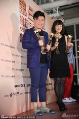 组图：林忆莲获最佳国语女歌手 常石磊代领