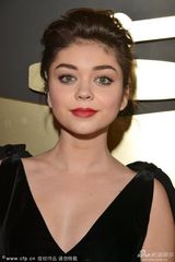 组图：摩登家庭童星萨拉亮相格莱美成熟妩媚