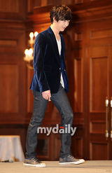 组图：金贤珠朴有天出席《闪闪发光的》发布会