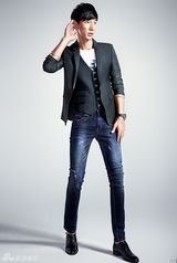 组图：张亮张悦轩父子拍摄时尚大片 酷帅有型