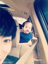 组图：齐秦小24岁娇妻曝光 2岁女儿粉嫩可爱