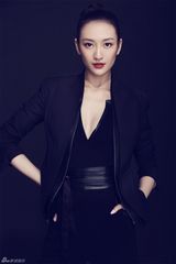 组图：王鸥红唇写真潇洒帅气酷感十足