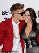 组图：比伯红西装亮相首映红毯 当众献吻妈咪