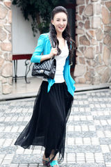 组图：郑亦桐街拍蓝色外套搭黑色纱裙