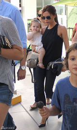 组图：贝嫂维多利亚单手抱爱女小七现身