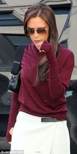 组图：贝嫂枣红装凸点出街 白裙飘逸现成熟风韵