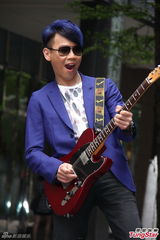 组图：陶喆蓝发义挺金曲奖 澄清炮轰评审口水战