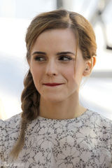 组图：艾玛-沃特森戛纳亮相 麻花儿辫俏皮可人