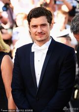 组图：奥兰多-布鲁姆西装领结帅气亮相