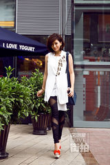 明星爱街拍：贾静雯淑媛范儿出街 展温婉笑容