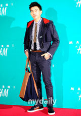 组图：少女时代等众韩星出席某服装店开业仪式