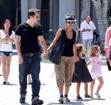 组图：哈利-贝瑞牵手未婚夫 全家其乐融融