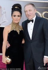 组图：萨尔玛-海耶克高领礼服尽显高贵迷人