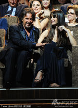 组图：帕西诺获颁导演万岁奖 与小女友分享喜悦