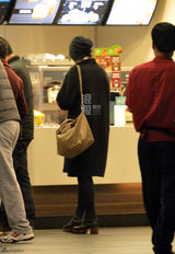 独家：高圆圆独自回京 路边等车啃汉堡