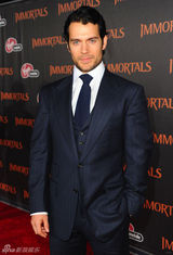 组图：《惊天战神》首映女星比美 米基洛克笑搂超模