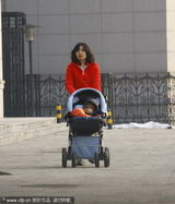 幻灯图：董洁爱子疑似首次曝光 眉眼更似潘粤明