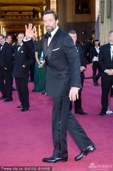 组图：休-杰克曼携老婆黛博拉恩爱亮相红毯