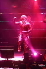 组图：金贤重香港会粉丝劲歌热舞造型炫酷