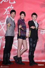 组图：陈嘉桓宣传新片《竞雄女侠》狼吻事件受关注