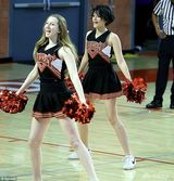 组图：杰克逊女儿变啦啦队员 舞花球高抬腿抢镜