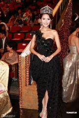 组图：2011香港小姐决选 邵逸夫与上届佳丽亮相