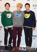 组图：韩团JYJ出席粉丝会 穿可爱卫衣卖萌