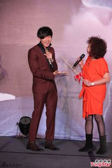 组图：林俊杰发布全新专辑 妈妈现身带藤条助阵