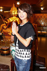 组图：杨丞琳拜佛 曾在内衣贴佛像拍片求安心