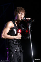 组图：吴克群个唱湿身秀腹肌 和女模互摸掀高潮