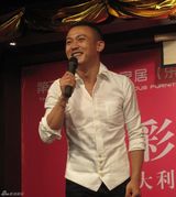 组图：聂远清瘦出席代言酒会 着白衬衫全程微笑