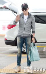 组图：韩星朴施厚墨镜遮面现身机场赴京