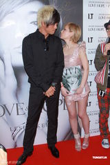 组图：滨崎步签写真集慈善义卖 绯闻男友默契相伴