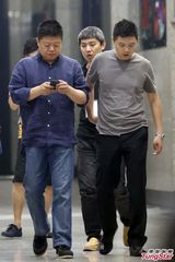 组图：马东开霸气豪车录节目 不为露腿美女所动