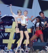 组图：塞勒斯开唱秀长腿 男女通吃与辣妹调情